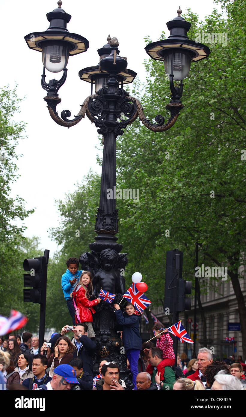 Una folla di ben wishers raccogliere in Trafalgar Square per guardare il Royal Wedding di Catherine Middleton e il principe William. Foto Stock