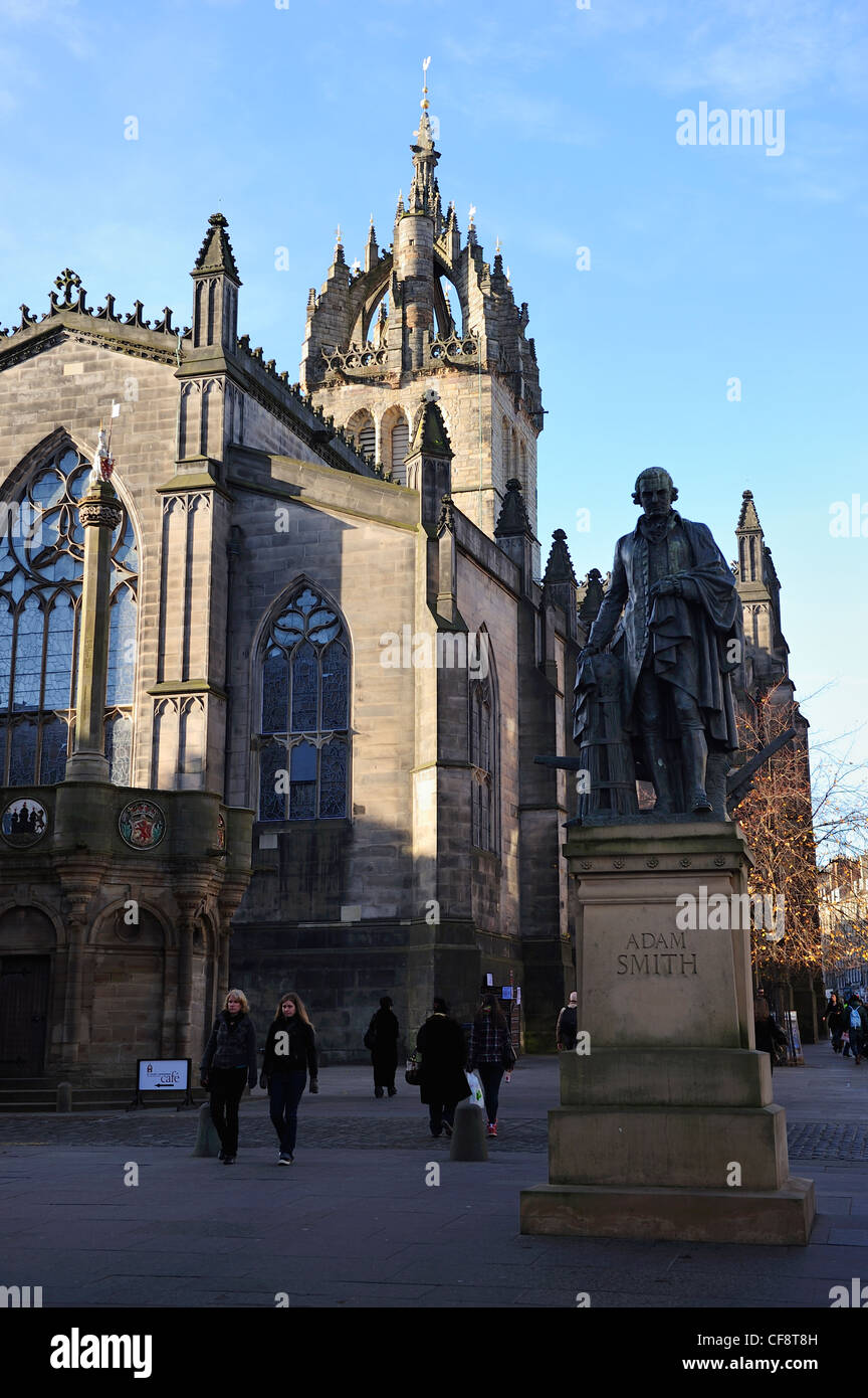 Statua di Adam Smith e la Cattedrale di St Giles sul Royal Mile di Edimburgo, Scozia Foto Stock