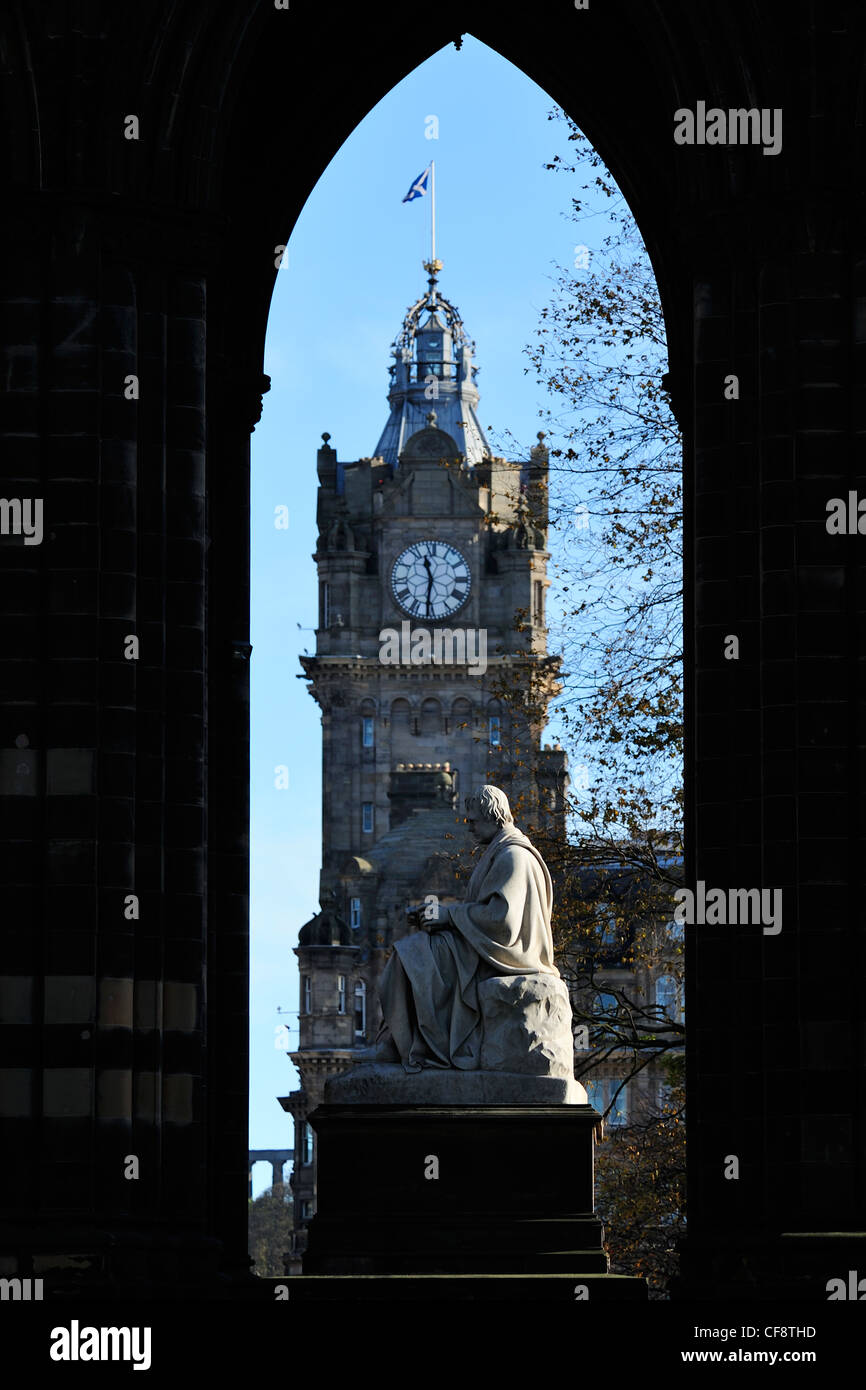 Statua di Sir Walter Scott con Balmoral Torre dell Orologio in background, Monumento di Scott, i giardini di Princes Street, Edimburgo, Scozia Foto Stock
