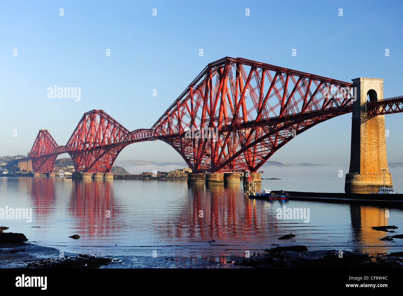 Via Ponte Ferroviario sul fiume Forth da South Queensferry, Scotland, Regno Unito Foto Stock