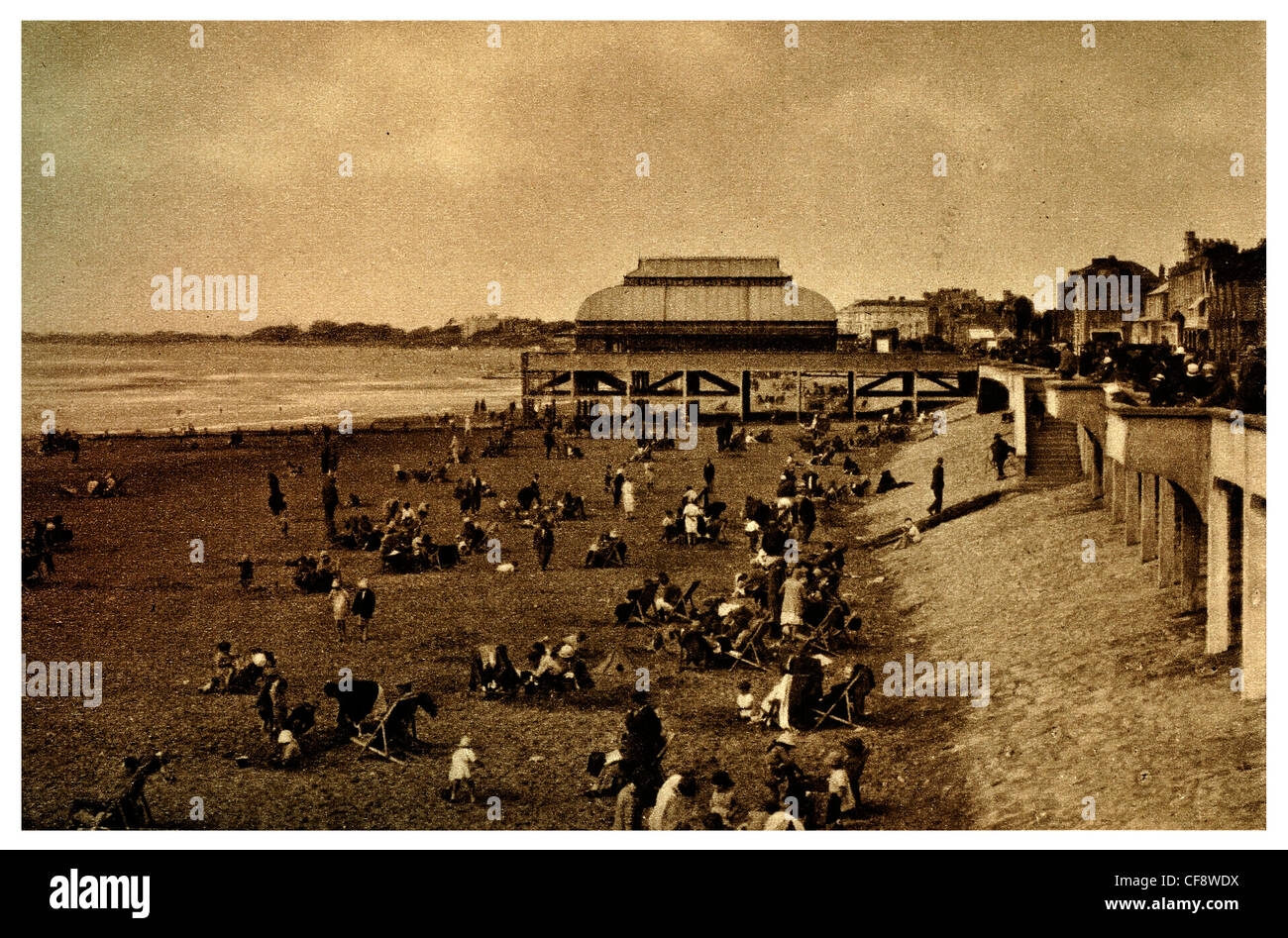 Burnham on-mare spiaggia di sabbia sulla costa del mare Pier promenade esplanade vacanza estate giornata soleggiata sabbiosa piscina di balneazione Bridgwater Bay Foto Stock