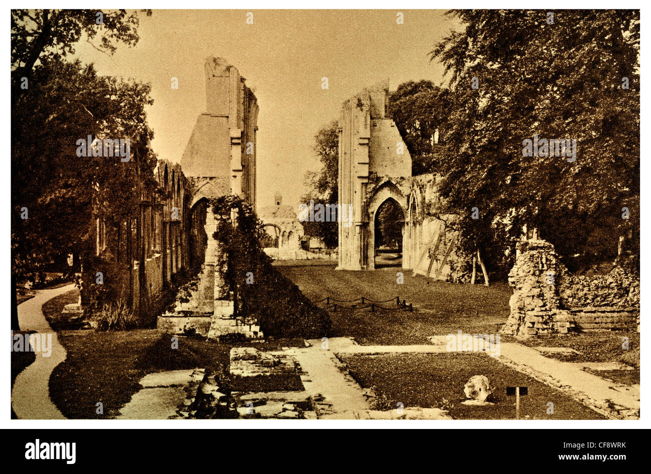 Abbazia di Glastonbury pianificato monastero antico monumento attrazione rovina benedettina rovinato Somerset South West England Regno Unito Foto Stock