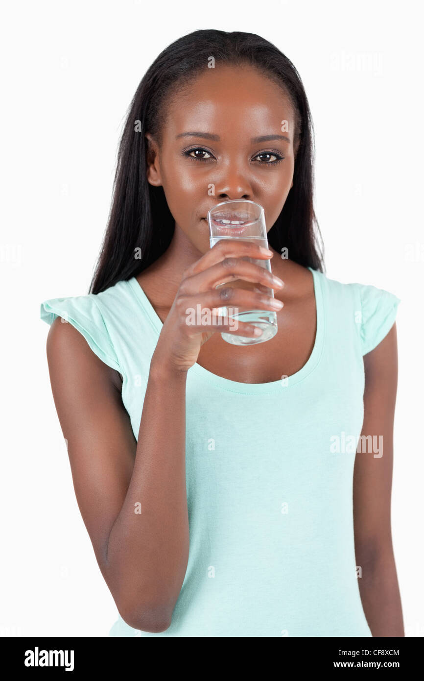 Giovane donna prendendo un sorso di acqua rinfrescante Foto Stock