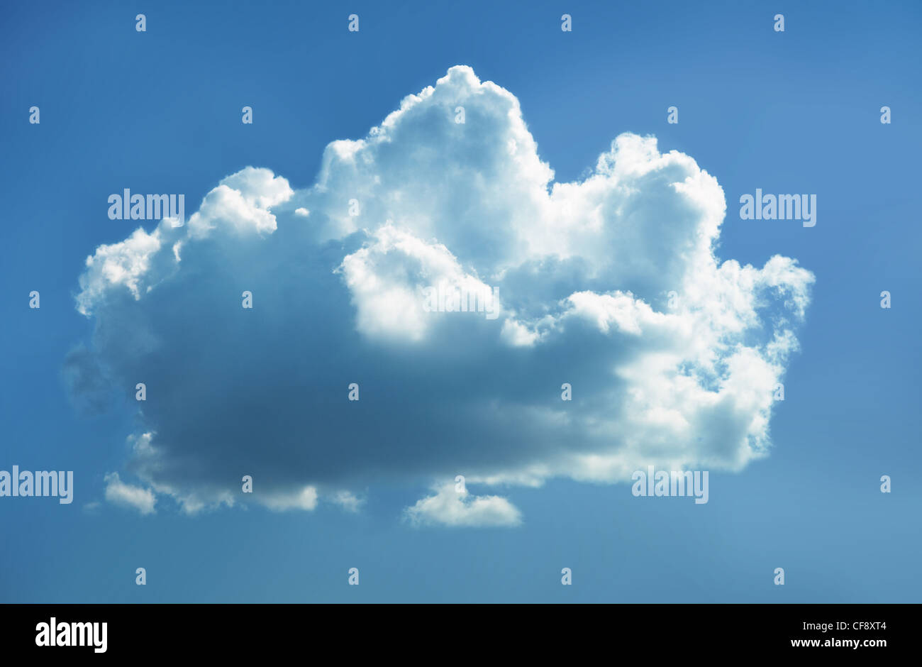 Lonely cloud in cielo blu Foto Stock