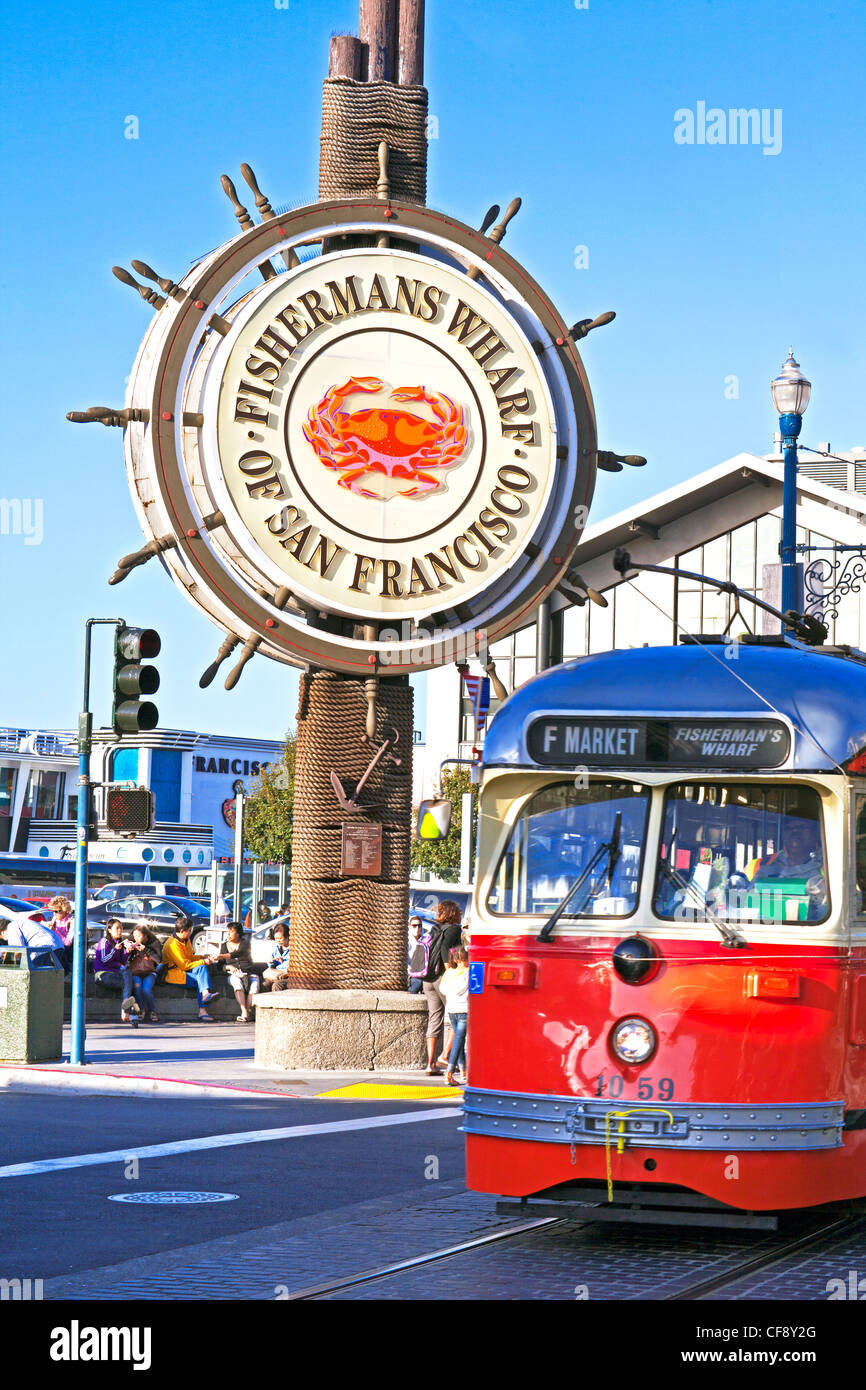 Una linea F tram sulla Jefferson Street, Fisherman's Wharf di San Francisco, California, Stati Uniti d'America Foto Stock