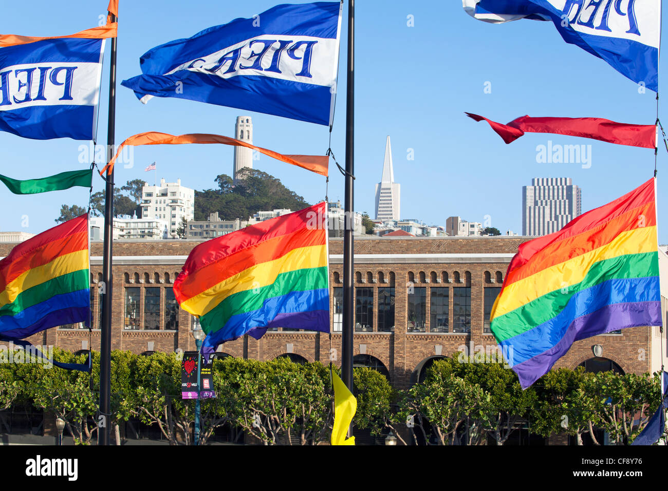 Gay Pride bandiera arcobaleno battenti nel vento al di sopra del Castro, San Francisco, California Foto Stock