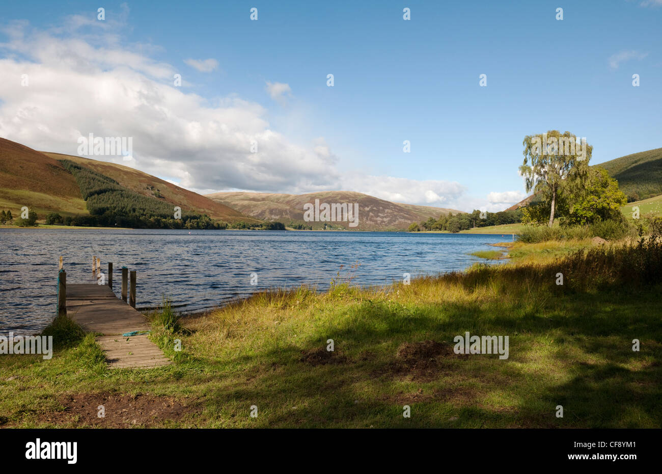 St Mary's Loch è il più grande lago naturale in Scottish Borders & prende il nome da una chiesa dedicata a Santa Maria che sorgeva Foto Stock