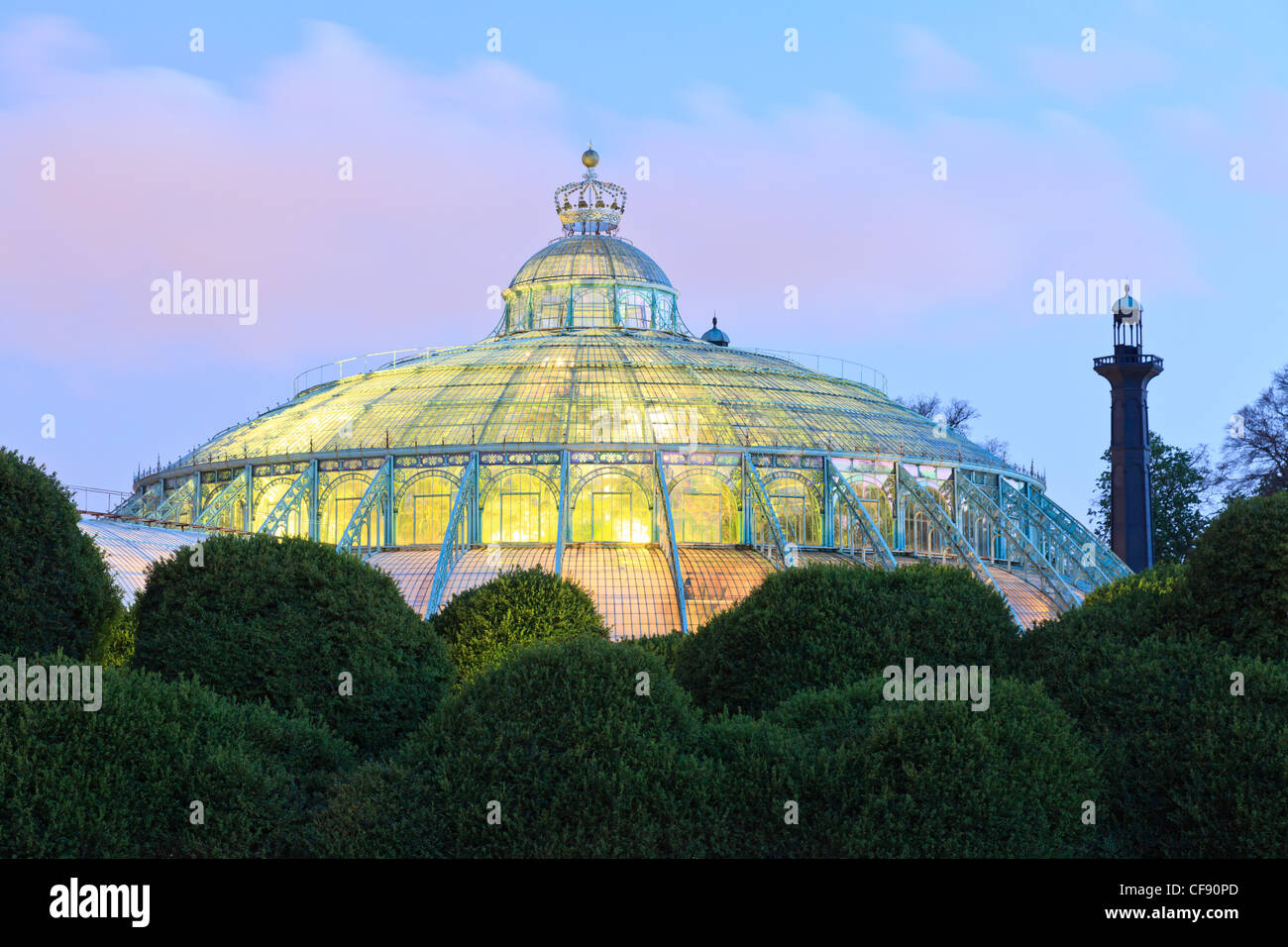 Il Belgio, Bruxelles, Laeken, il castello reale dominio, le serre di Laeken in primavera, il giardino di inverno di notte. Foto Stock