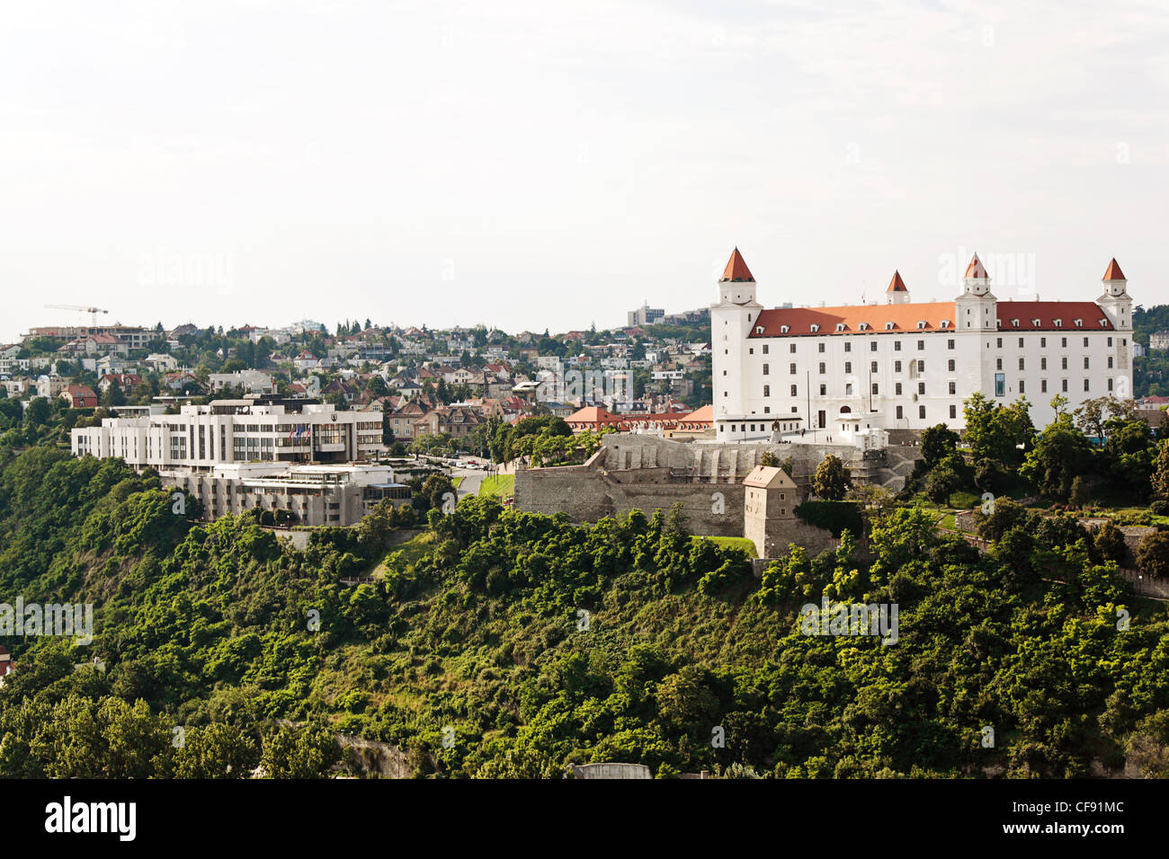 Bratislava nella Repubblica slovacca all'Unione europea. il castello e il parlamento Foto Stock