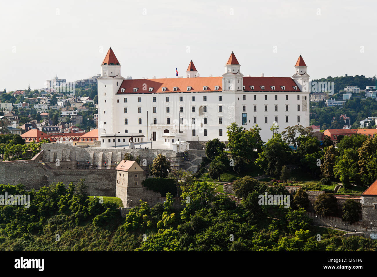 Bratislava nella Repubblica slovacca all'Unione europea. La collina del castello e il castello Foto Stock