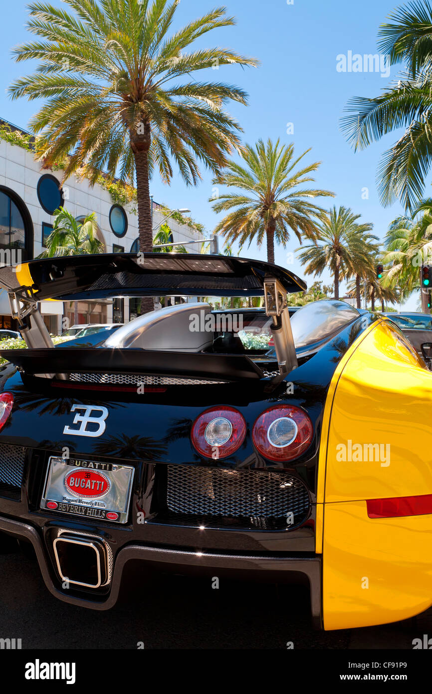 Auto di lusso parcheggiato su di Rodeo Drive e Beverly Hills, Los Angeles, California, Stati Uniti d'America Foto Stock