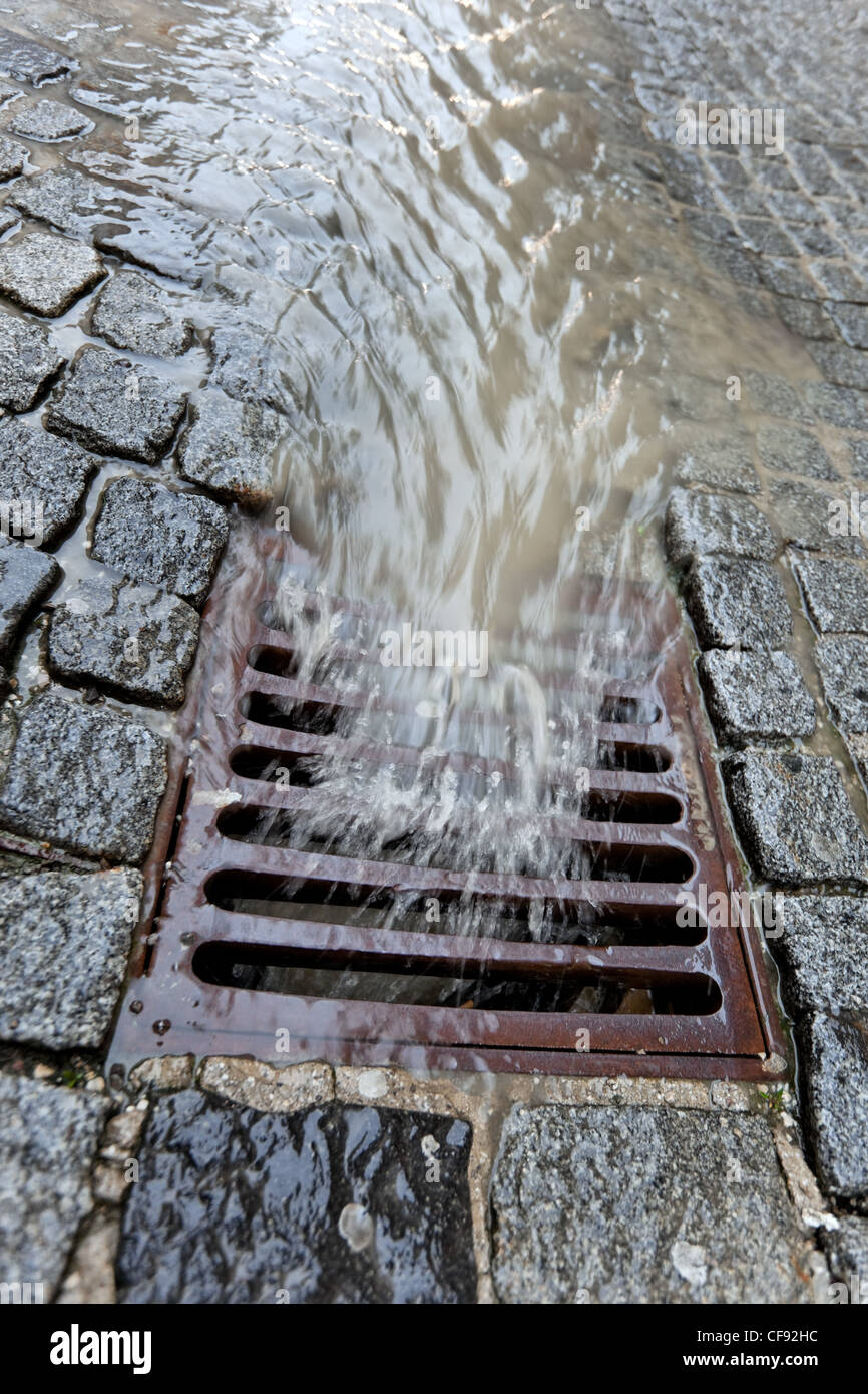 Coperchio di metallo, un canale per le acque piovane Foto Stock