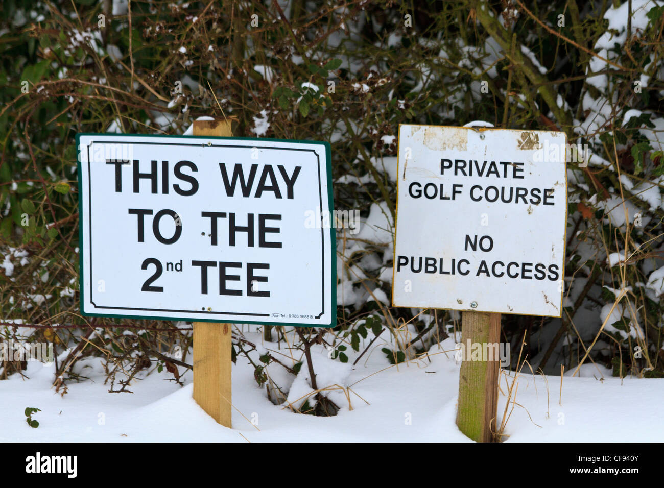 Neve coperto campo da golf con segni di direzione, Suffolk, Inghilterra Foto Stock