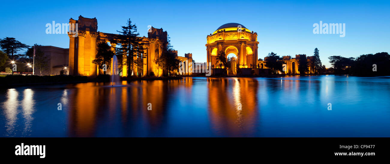 Stati Uniti, California, San Francisco, il Palazzo delle Belle Arti illuminata di notte Foto Stock