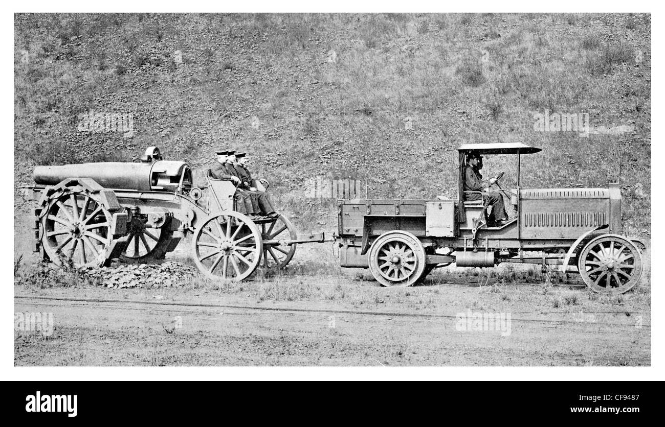 Motore pistola disegnato con Caterpillar piedi artiglieria ruote gunner cannon assedio arma linea anteriore del bombardamento bombardamento equipaggio della batteria Foto Stock