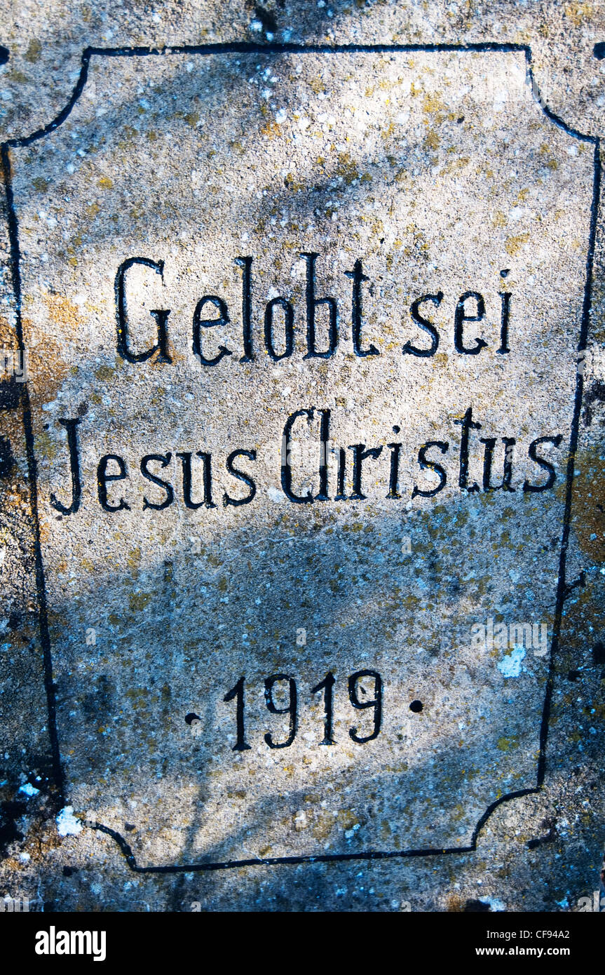 Una pietra su un campo con lode di Gesù Cristo Foto Stock