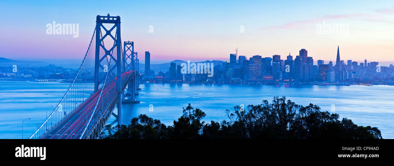 Stati Uniti, California, San Francisco, skyline della città e il Bay Bridge dall'Isola del Tesoro Foto Stock