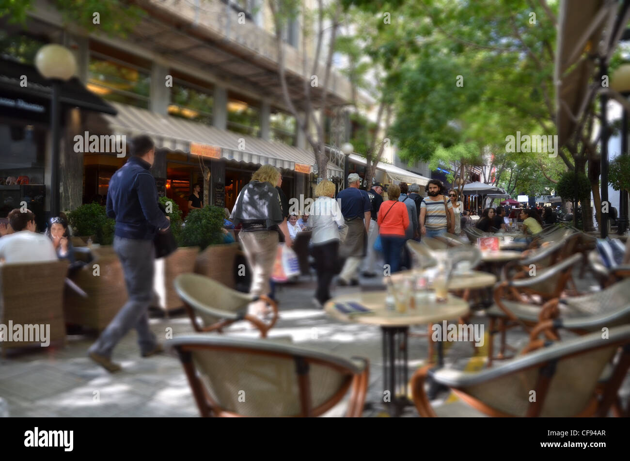 Vista in miniatura di una strada pedonale piena di caffè nel quartiere di Plaka, Atene Foto Stock