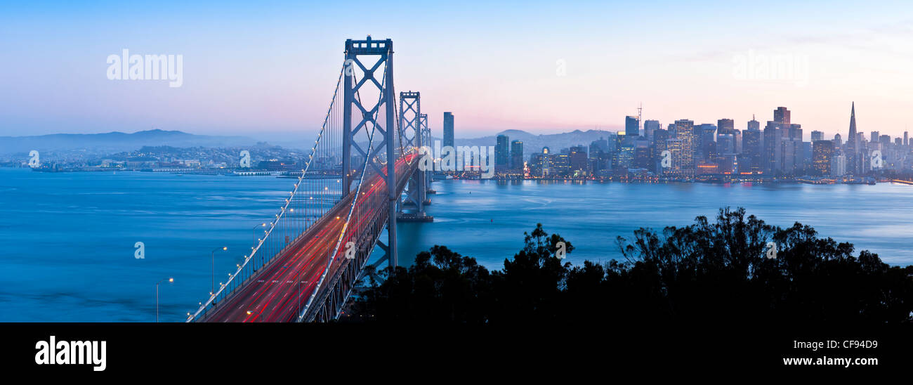 Stati Uniti, California, San Francisco, skyline della città e il Bay Bridge dall'Isola del Tesoro Foto Stock