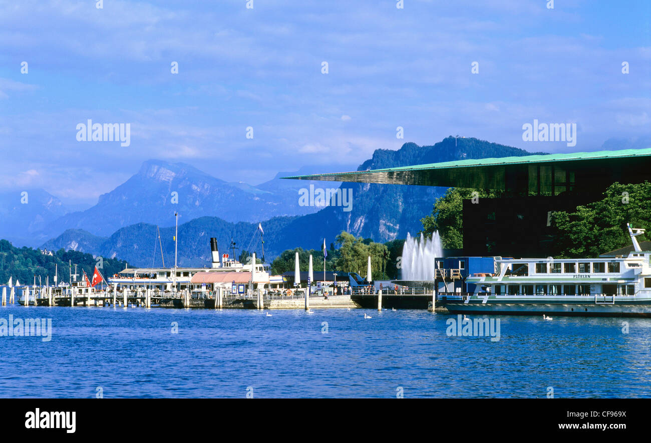 La Svizzera, Europa, Lucerna, architettura, fontana, in barca sul lago, Vierwaldstattersee, il lago di Lucerna, montagne Foto Stock