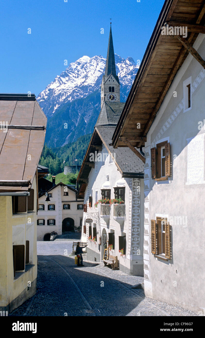 La Svizzera, Europa, Grigioni, Grigioni, Engadina, Scuol, chiesa, scene di strada Foto Stock
