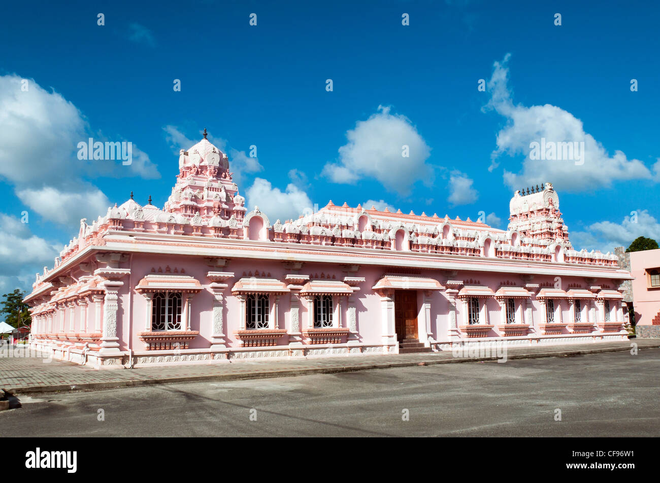 Vi è una grande oriente popolazione india religioni induismo Islam grande tempio e Hanuman statua in campo arancione. Foto Stock