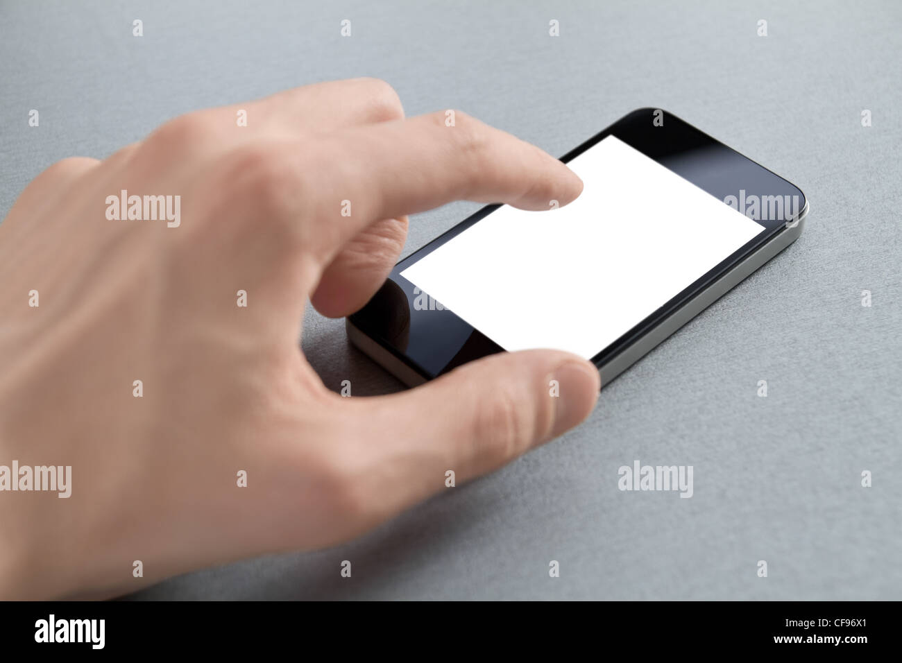 Toccando a mano mobile smart phone con schermo vuoto. Isolato su bianco. Foto Stock