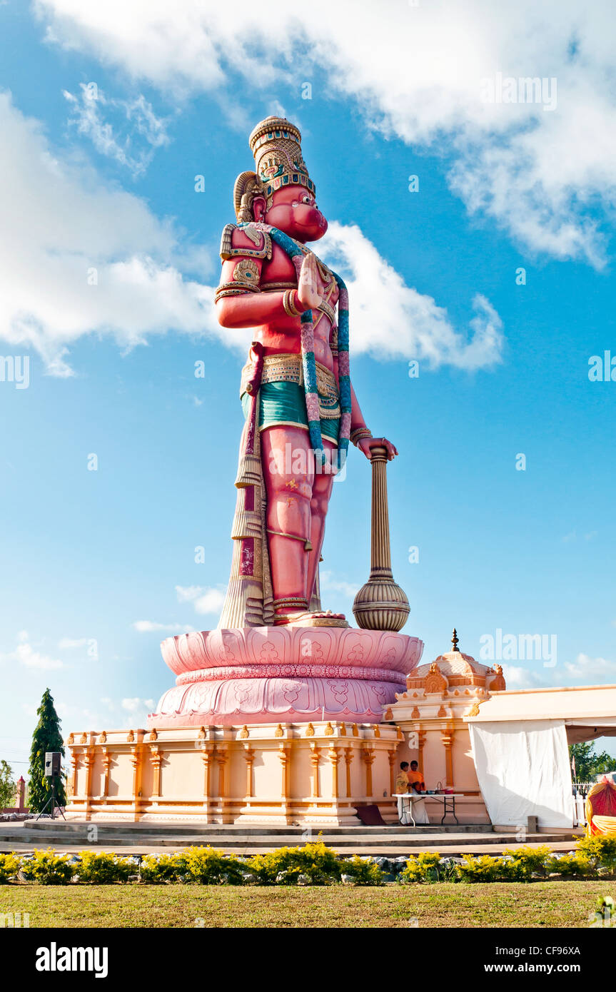 Vi è una grande oriente popolazione india religioni induismo Islam grande tempio e Hanuman statua in campo arancione. Foto Stock