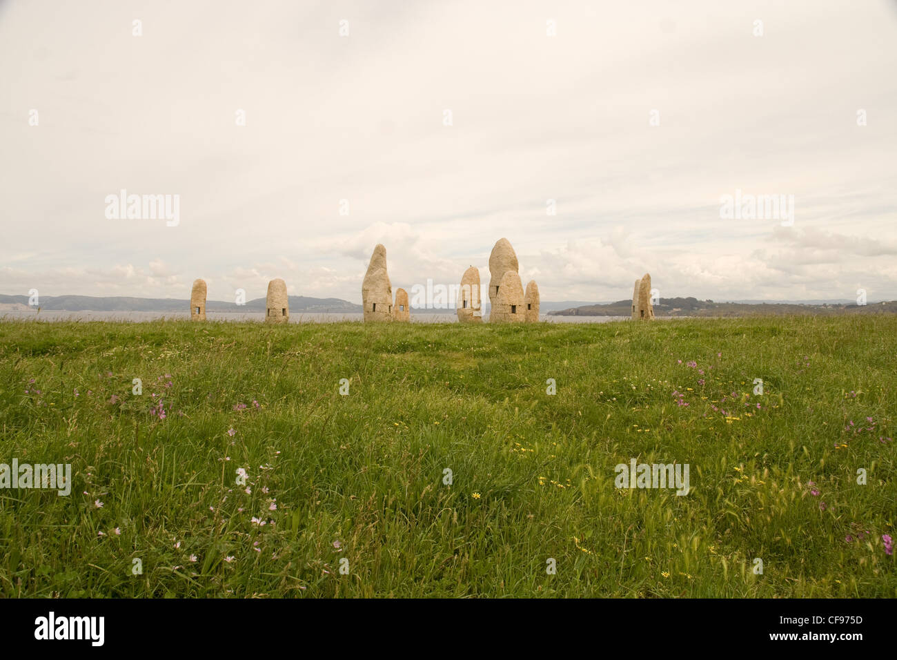 In piedi cerchio di pietra in un campo presso la costa, A Coruña, Galacia Spagna Foto Stock
