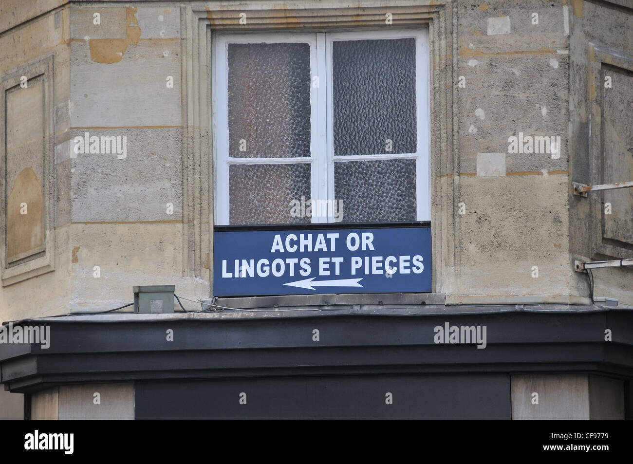 Acquistare oro lingotti e monete segno su una facciata di edificio a Parigi Foto Stock