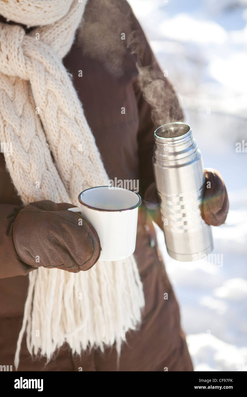 Tazza e thermos di cioccolata calda in una fredda giornata invernale Foto  stock - Alamy