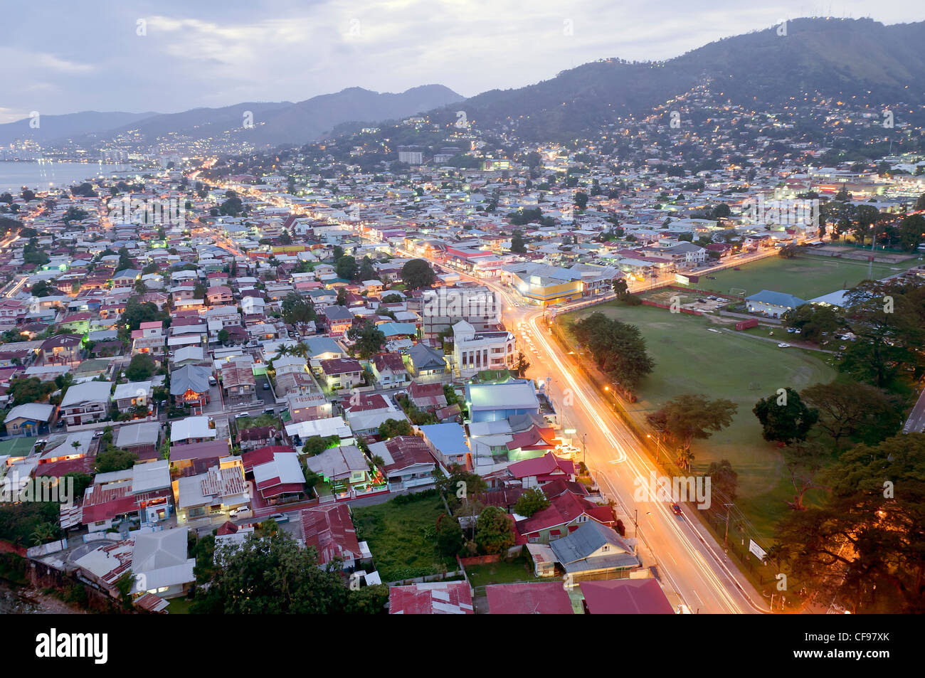 La vista della città dai tetti di Woodbrook posto. Foto Stock