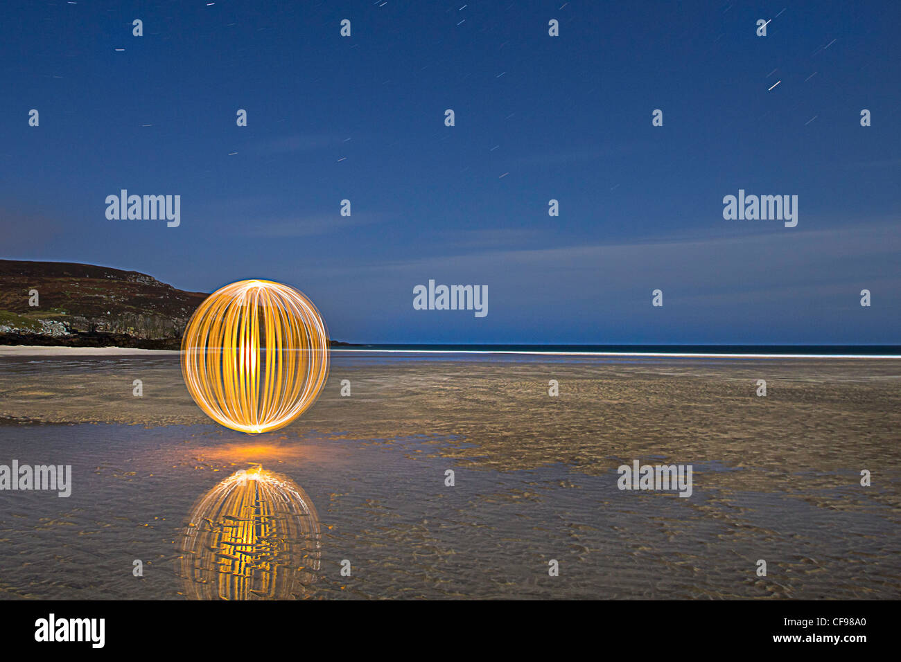 Orb sulla spiaggia. Un lightpainted orb sulla spiaggia, creato dalla lunga esposizione fotografia e una torcia su una catena. Foto Stock