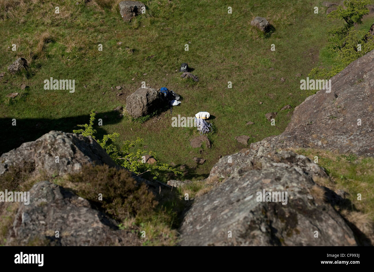 Vista che mostra il punto di vista di altezza dalla cima della roccia di arrampicata sulle falesie a Auchinstarry cava, Scozia. Foto Stock