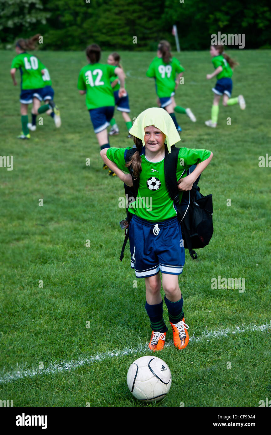 Giovane giocatore di calcio il raffreddamento dopo un gioco. Foto Stock