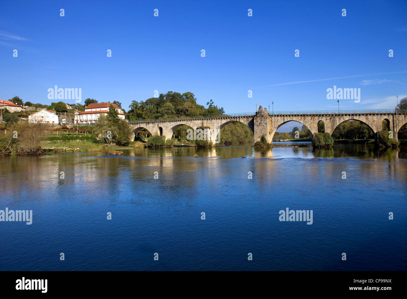 Antico ponte romano di Ponte da Barca nel nord del Portogallo Foto Stock