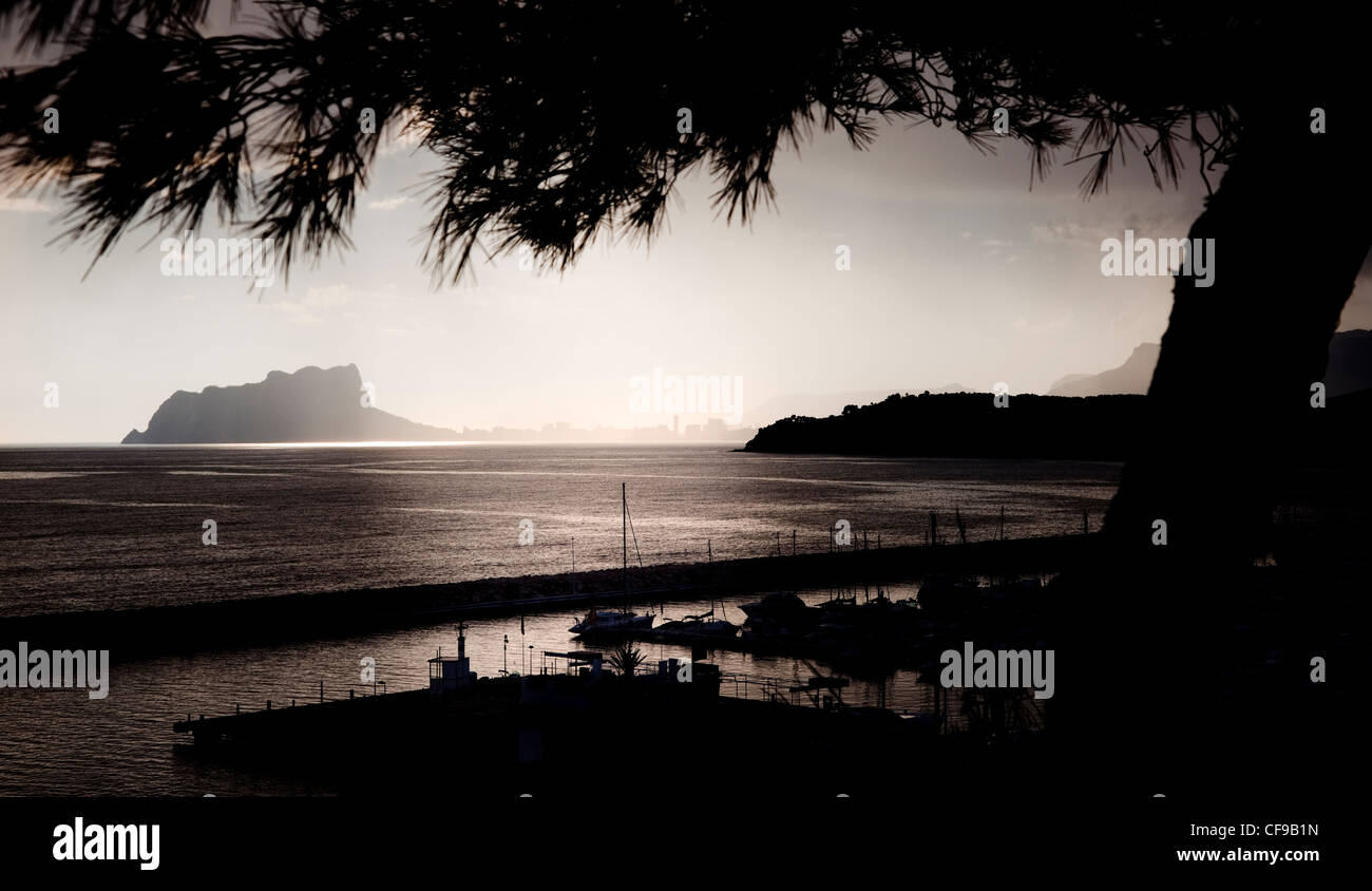 Moraira marina nella luce della sera con Penon D'Ifach a Calpe, Spagna, in background Foto Stock