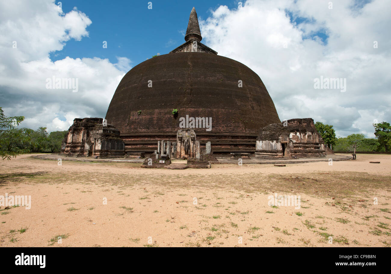 Il mattone enorme Vihara Rankot dagoba edificio all'antica città di Polonnaruwa Sri Lanka Foto Stock
