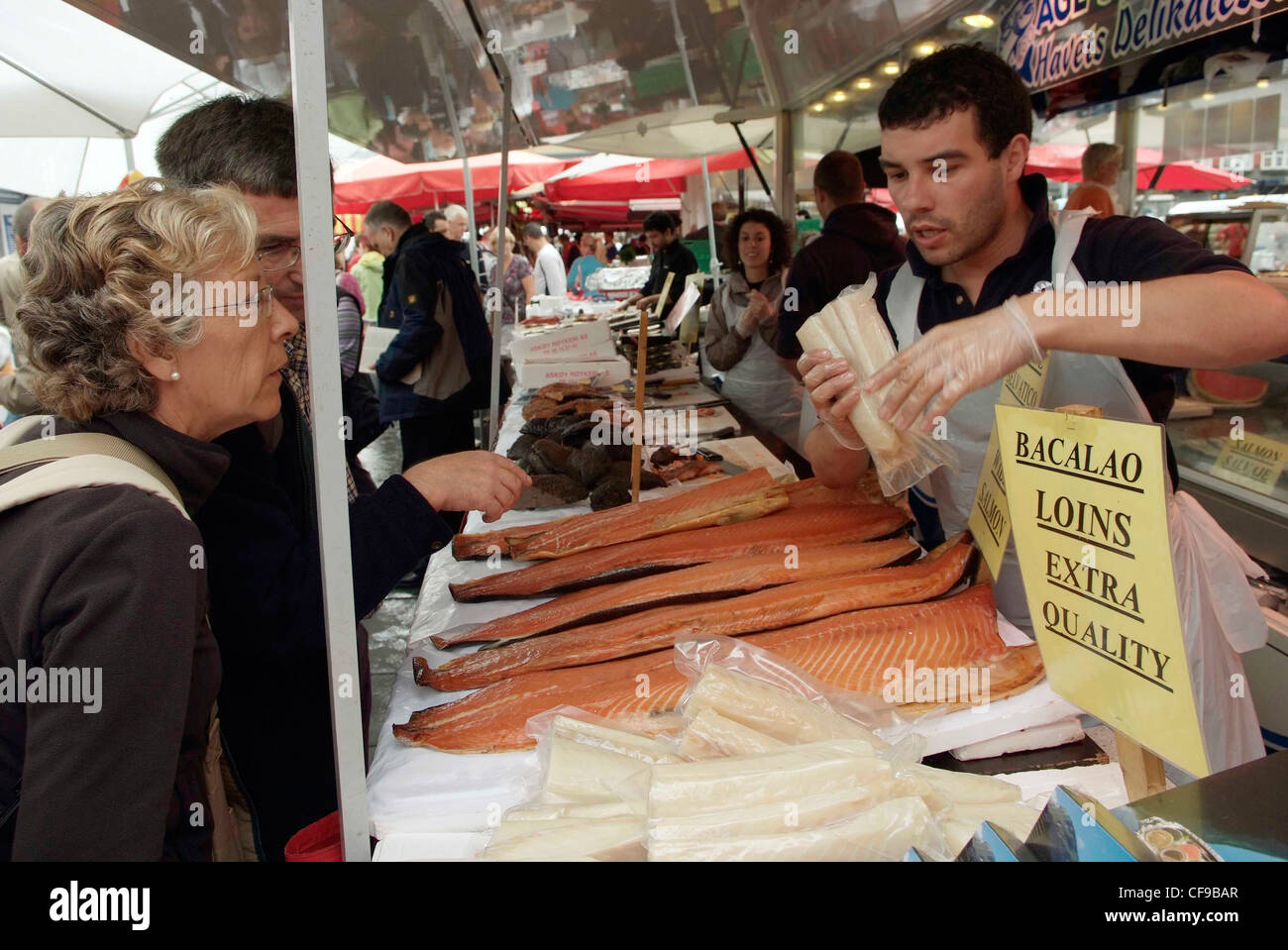 Norvegia Bergen Mercato del Pesce di baccalà e salmone affumicato in vendita Foto Stock