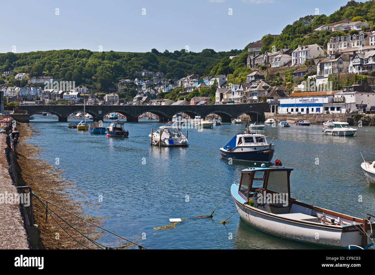 Porto di LOOE LOOE sopra il ponte e a est del fiume LOOE, LOOE, Cornwall, Gran Bretagna, Regno Unito Foto Stock