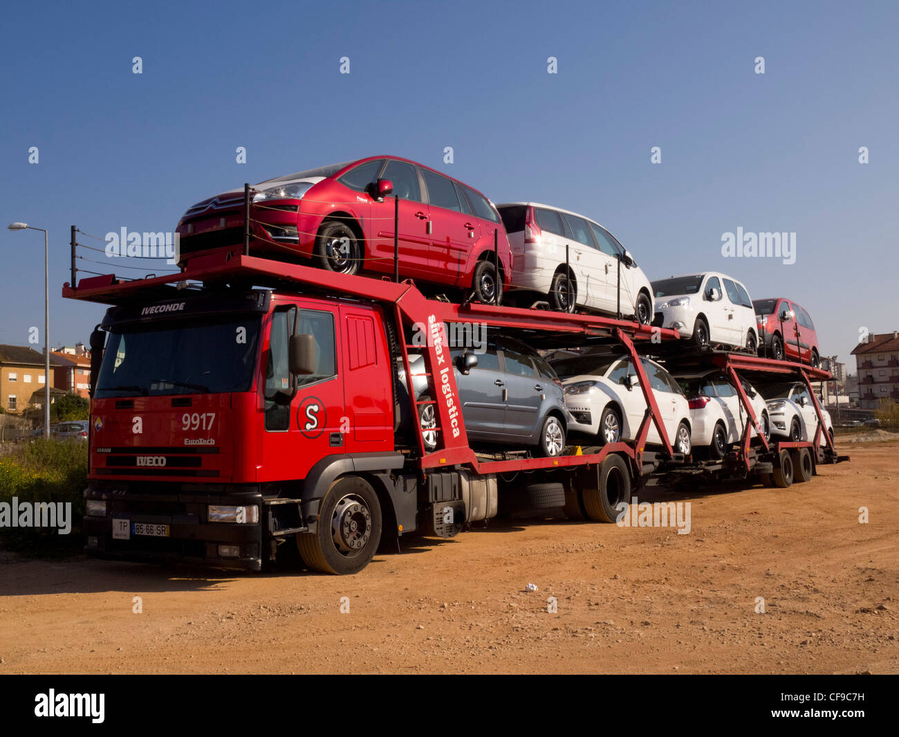 Trasporto Automobile camion che trasportano auto nuove da consegnare Foto Stock