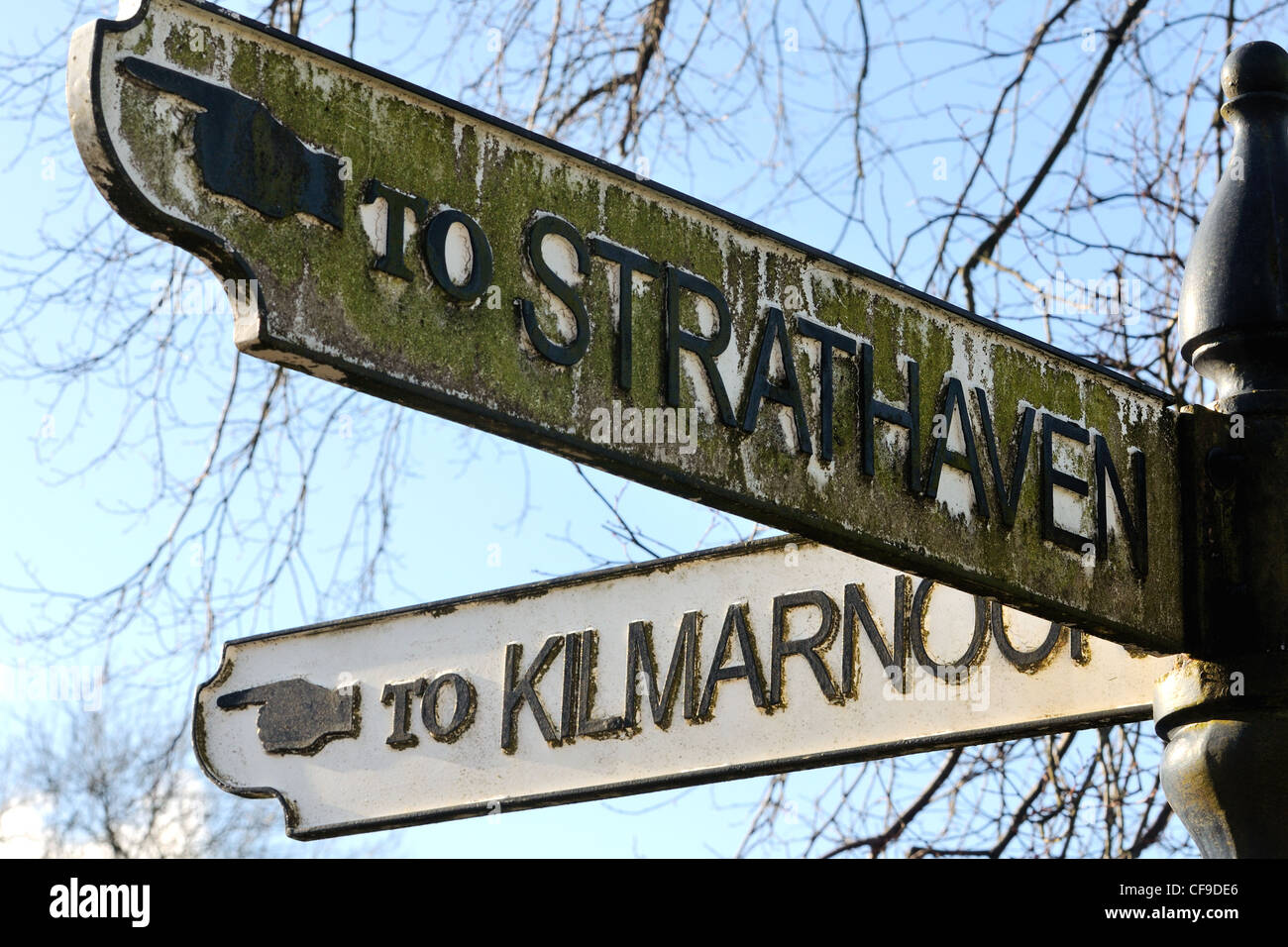 Puntare il dito in direzione segno per Strathaven e Kilmarnock in Scozia Foto Stock