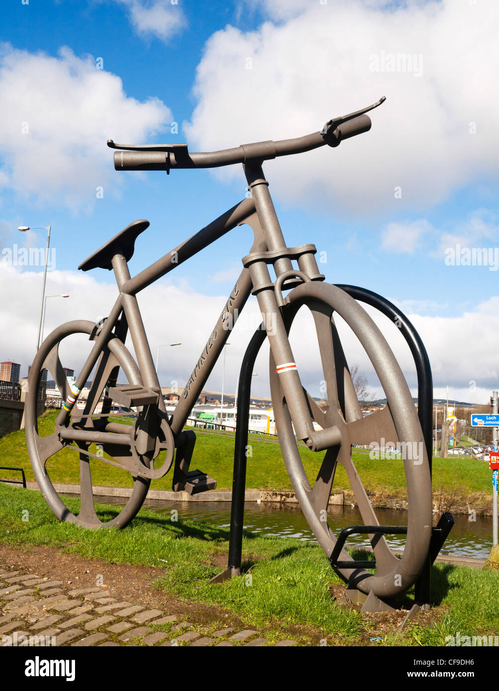 Statua gigante chiamato Bankies bike progettata da artista John Crosby, Clydebank, Scozia. Foto Stock