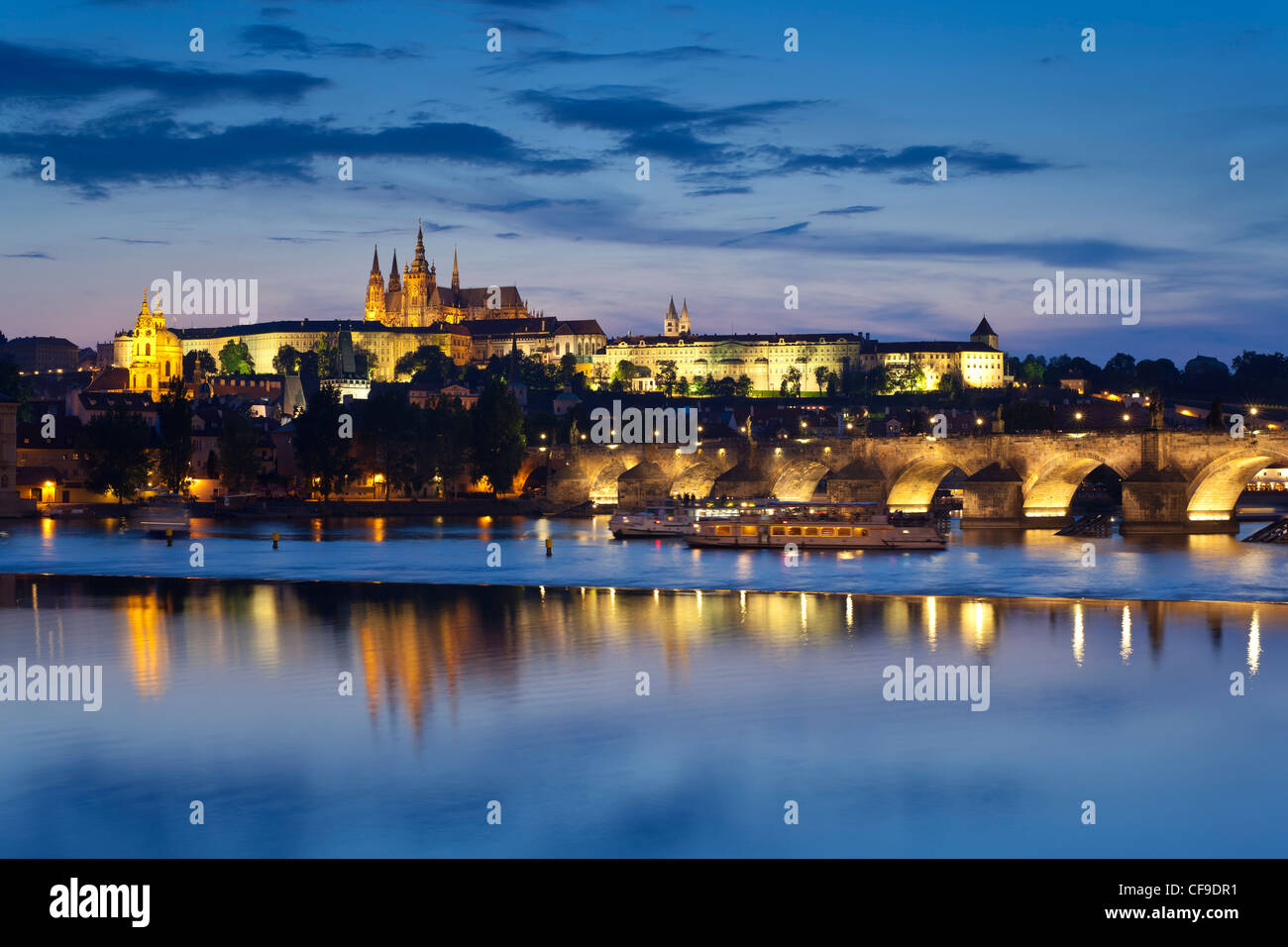 Cattedrale di San Vito e il fiume Moldava al crepuscolo, Praga, Repubblica Ceca Foto Stock