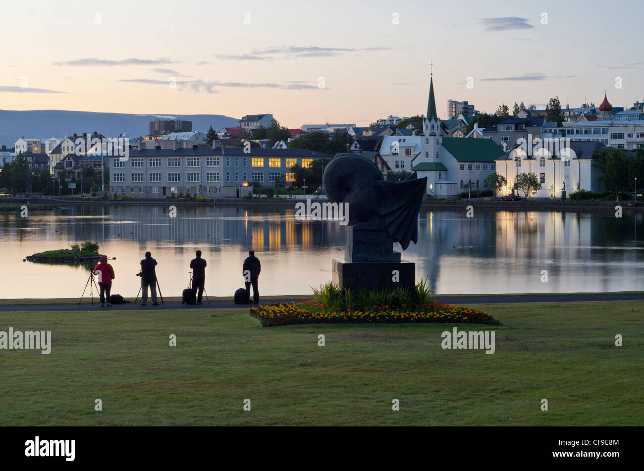 Reykjavik città sul lago tramonto, Islanda. Foto Stock