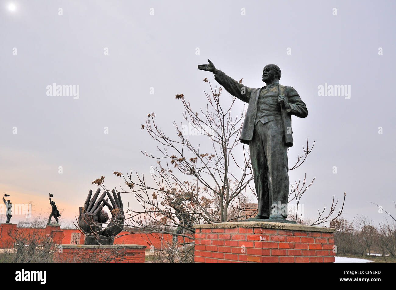 Memento Park, Budapest, Ungheria. Il museo a cielo aperto o Parco delle Statue visualizzazione politicamente themed le statue e le placche scolpite dall'epoca comunista. Foto Stock