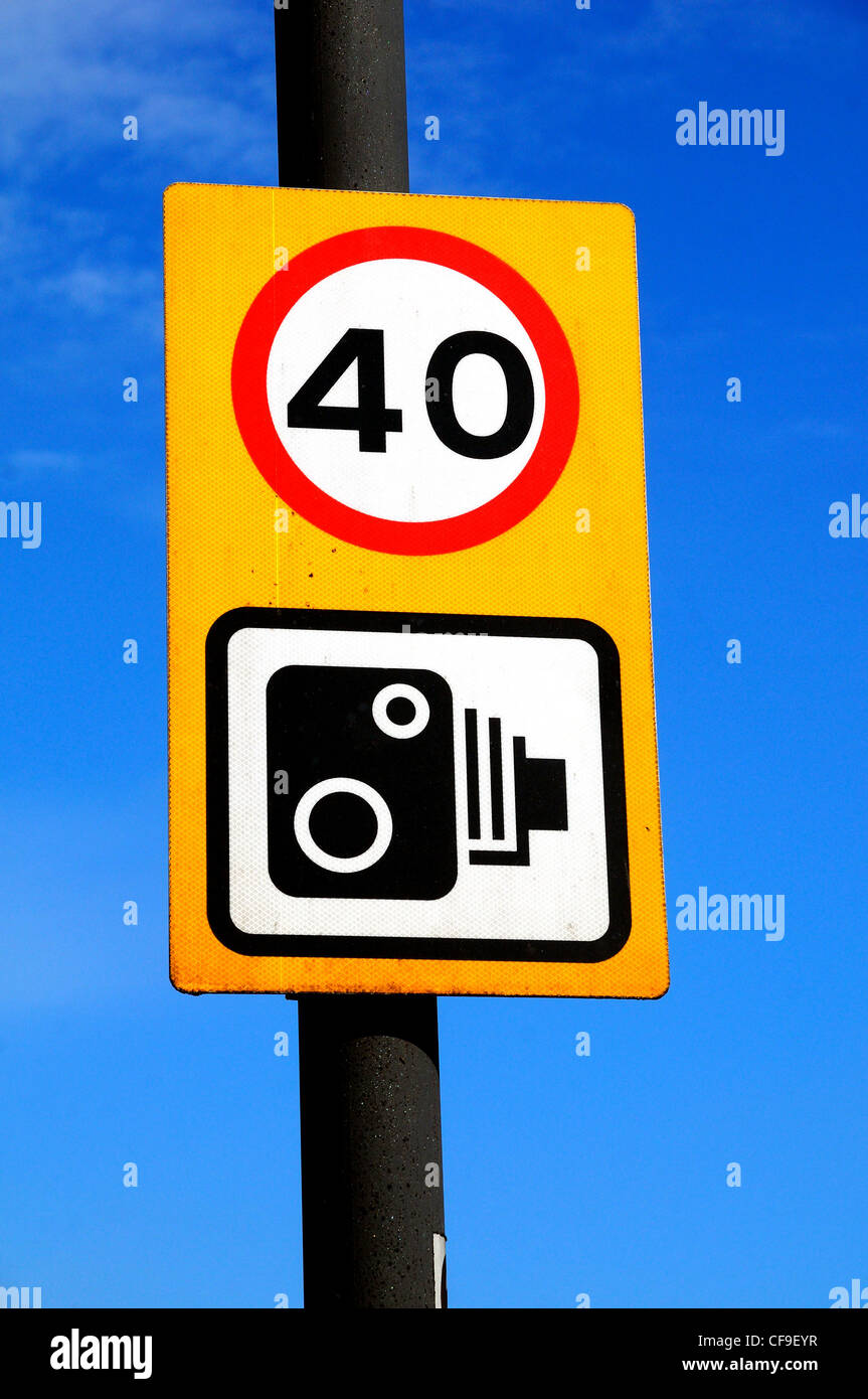 British il traffico stradale segno informare di 40mph limite di velocità e la velocità del logo della fotocamera Foto Stock