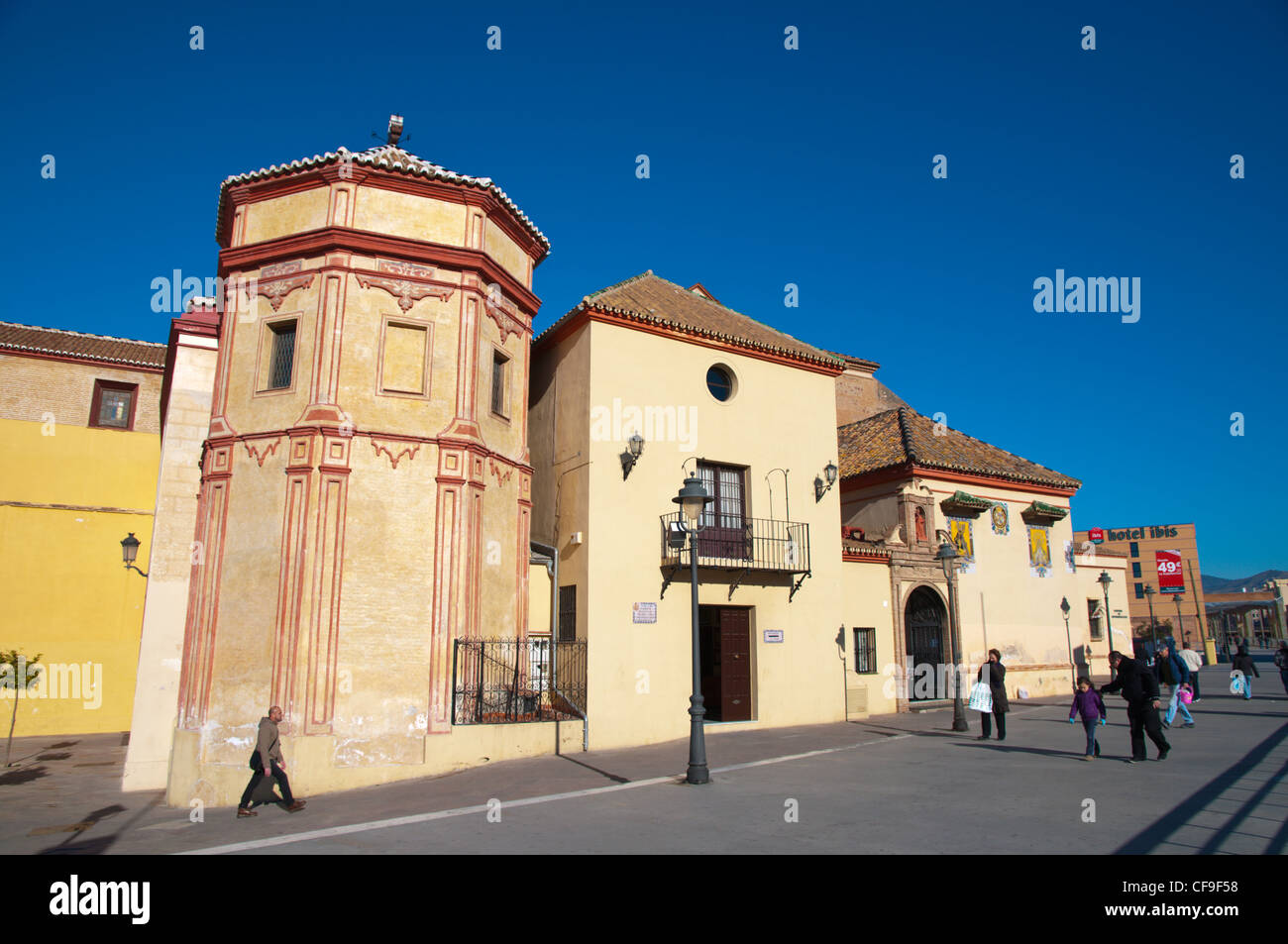 Pasillo de Santo Domingo riverside Street di fronte la Iglesia de Santo Domingo chiesa centrale di Malaga Andalusia Spagna Europa Foto Stock