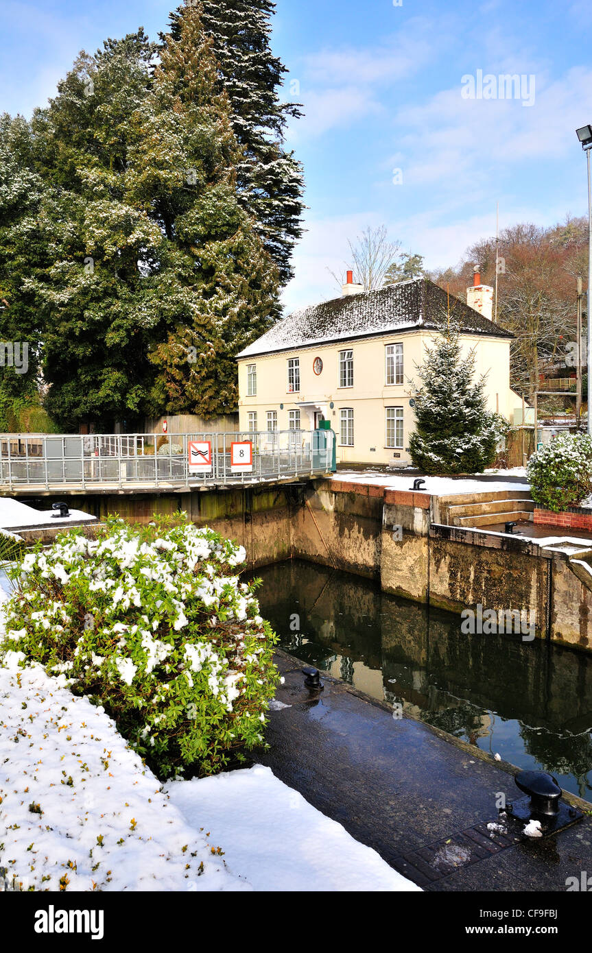 Blocco di palude, Henley-on-Thames, Berkshire, Inghilterra mostra bloccare il detentore della casa del bloccaggio e coperte di neve in inverno 2012 Foto Stock