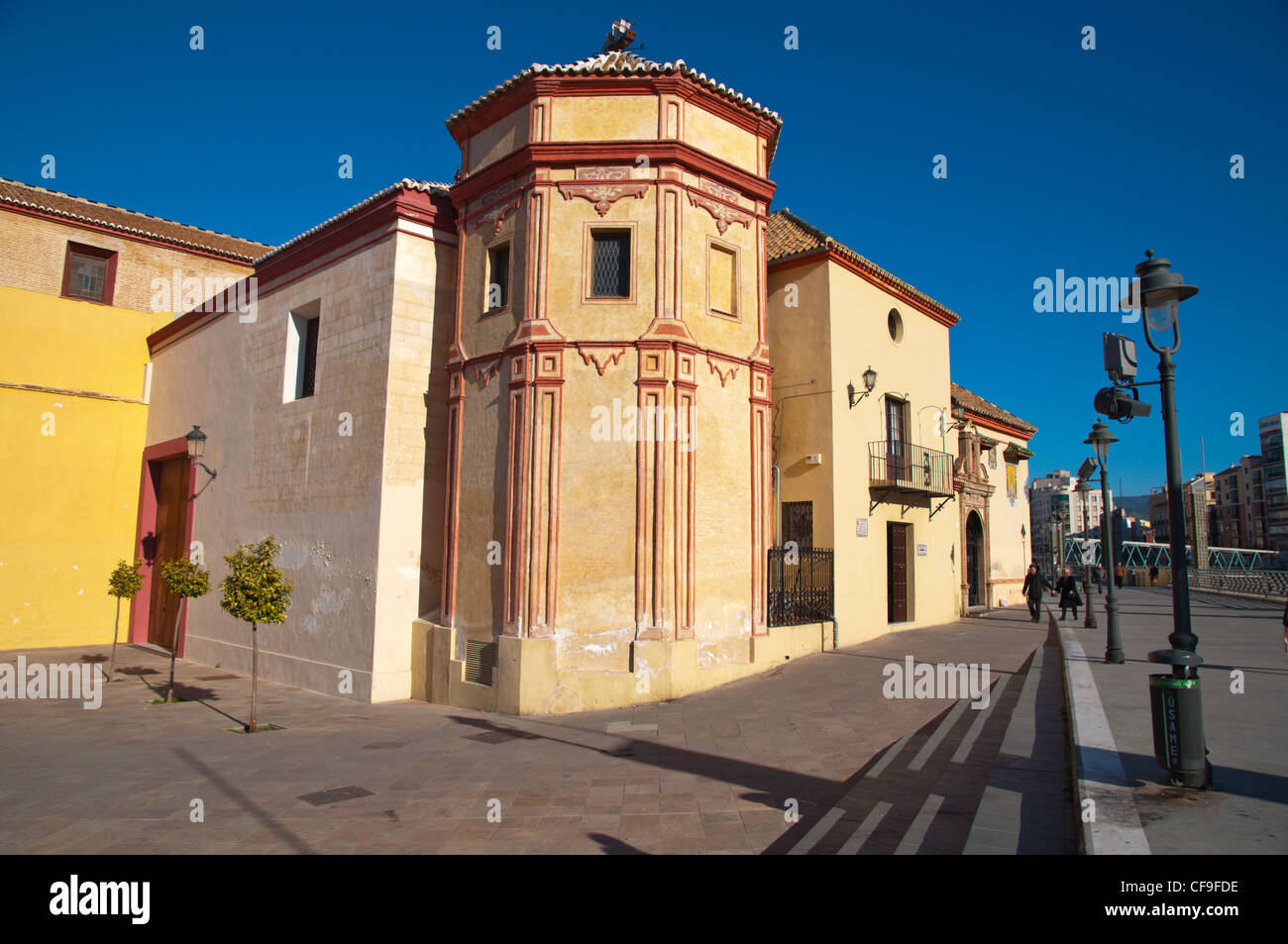 Pasillo de Santo Domingo riverside Street di fronte la Iglesia de Santo Domingo chiesa centrale di Malaga Andalusia Spagna Europa Foto Stock